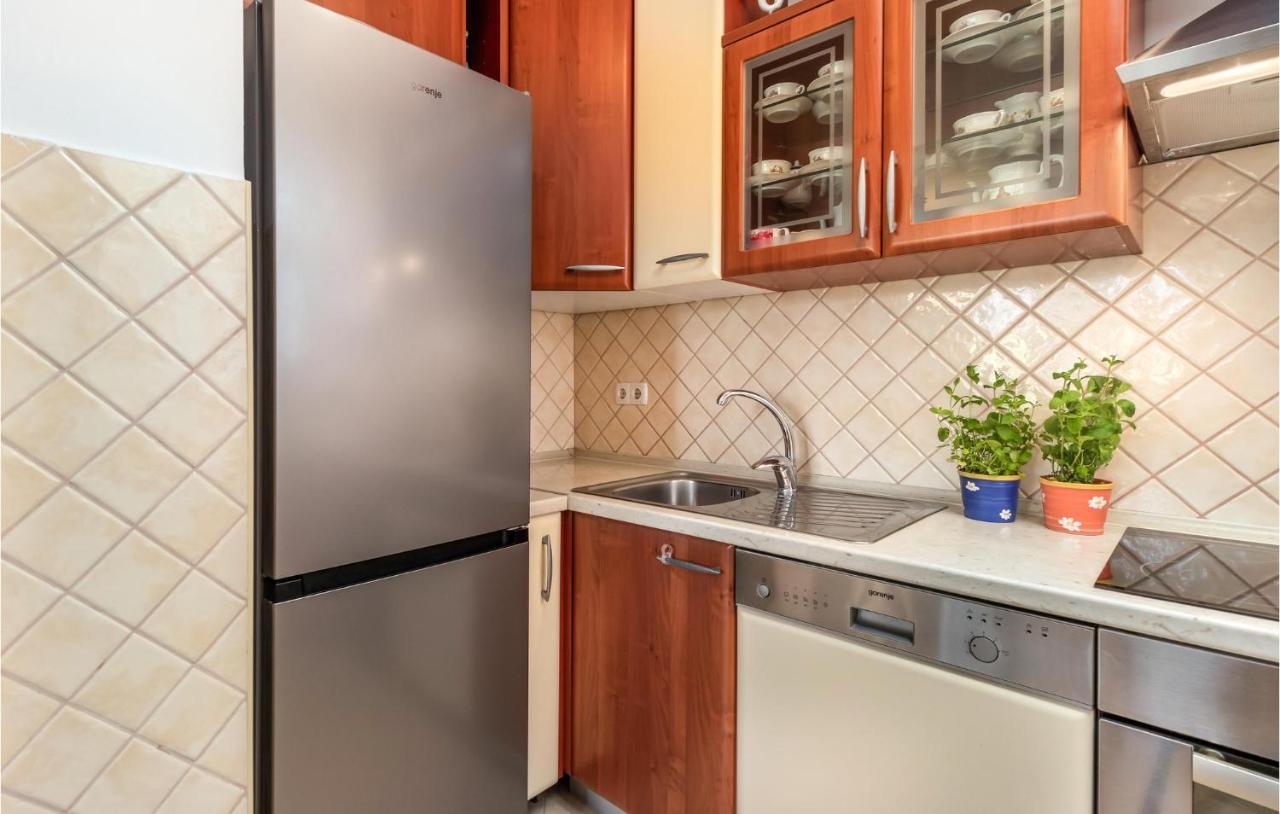 1 Bedroom Awesome Apartment In Kampor Екстериор снимка