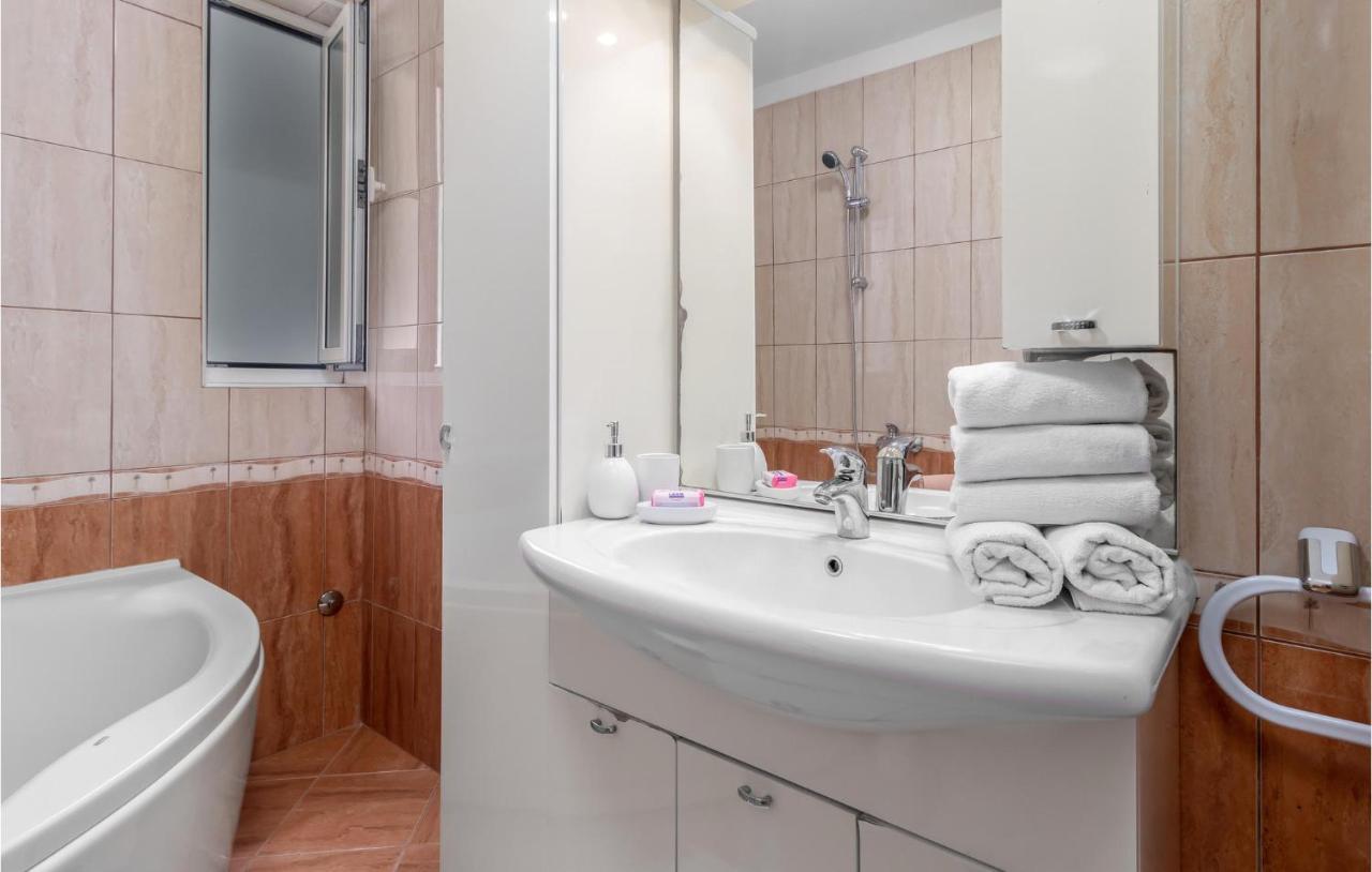 1 Bedroom Awesome Apartment In Kampor Екстериор снимка