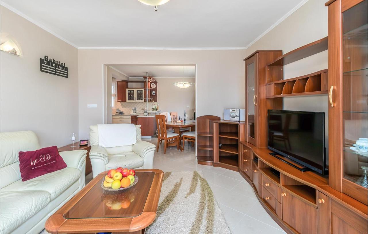 1 Bedroom Awesome Apartment In Kampor Екстериор снимка